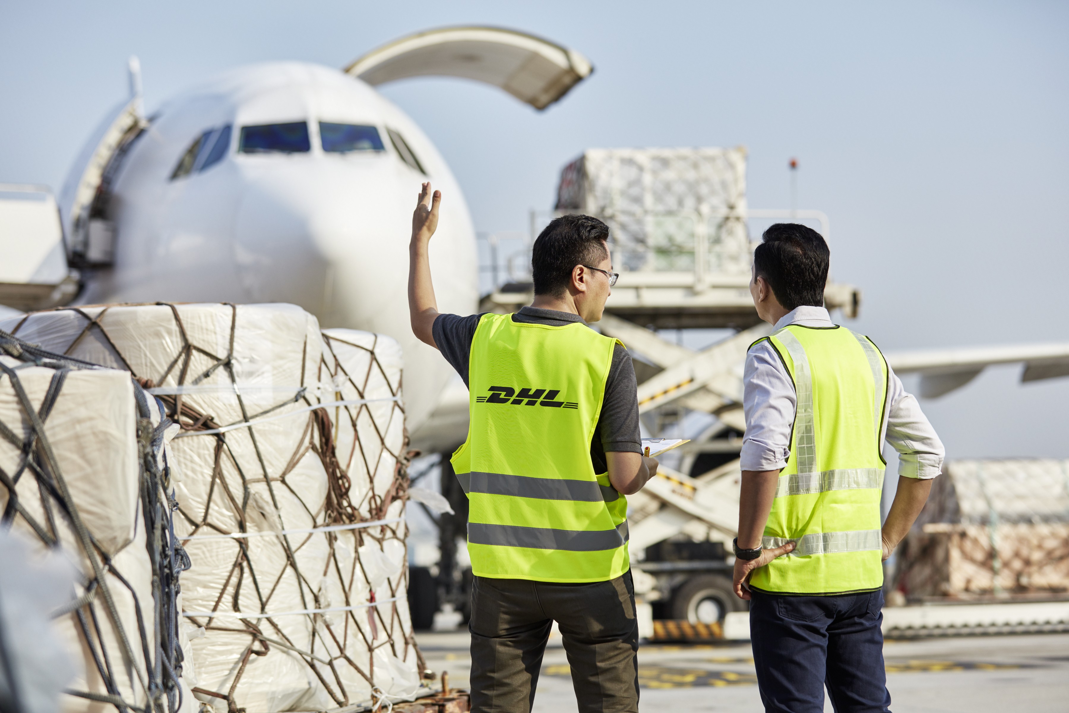 Carburante sostenibile per l’aviazione: DHL Global Forwarding mira a ridurre a zero le emissioni del trasporto aereo

